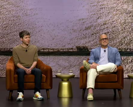 OpenAI联手苹果前首席设计师打造革命性AI硬件，Altman称原型机“令人想舔一口”